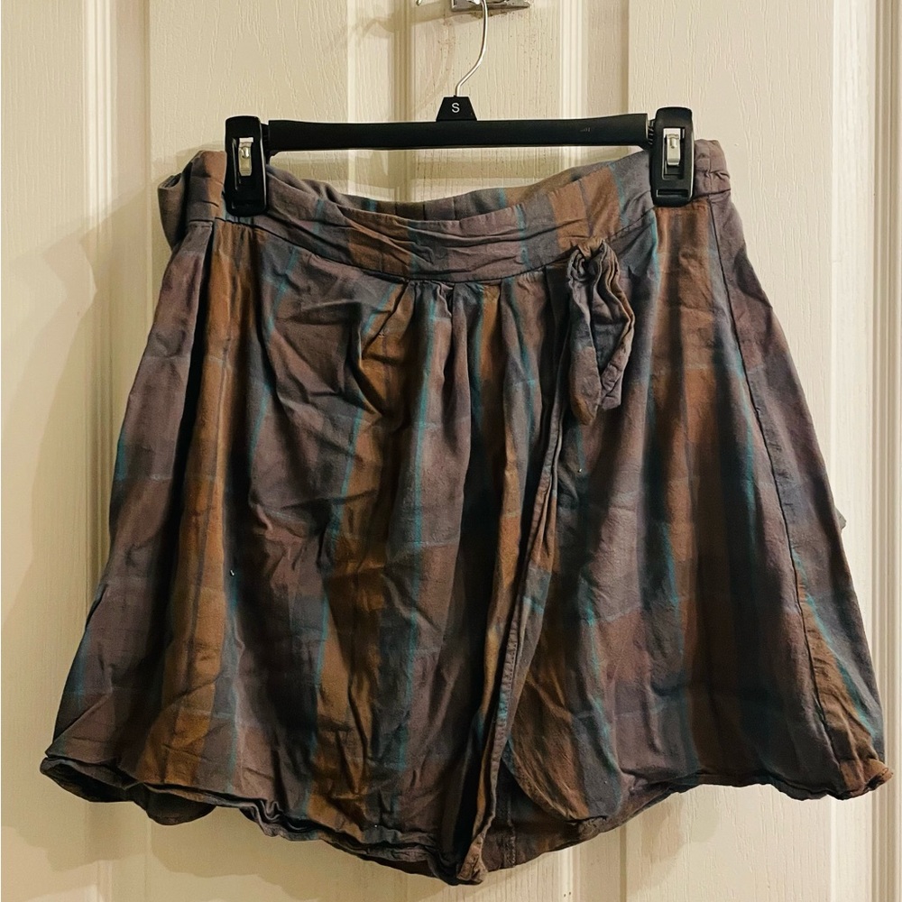 Outlander the Series. Stylish Women's Plaid Skirt & Top.
